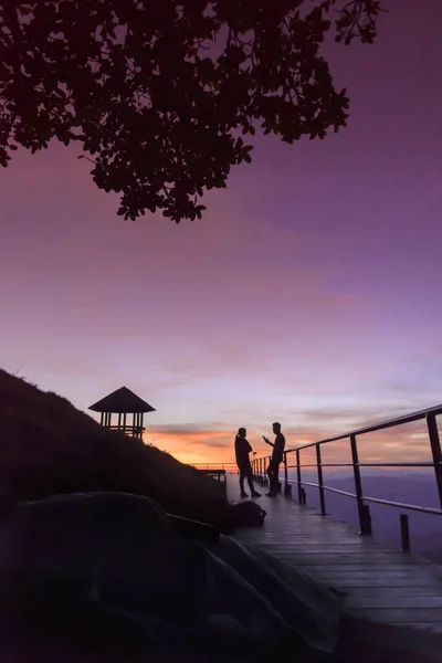 Jovem casal desfrutando do pôr do sol no Miradouro — Fotografia de Stock