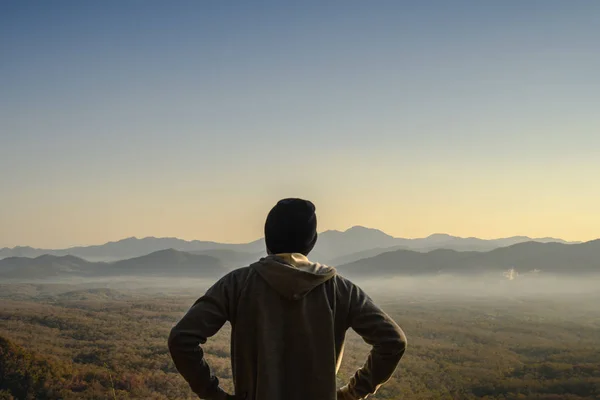 Turista en la cima de las rocas altas. Concepto de deporte y vida activa — Foto de Stock