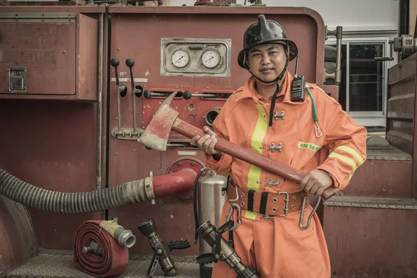 Porträtt av Happy Firefighter team med utrustning mot Truc — Stockfoto