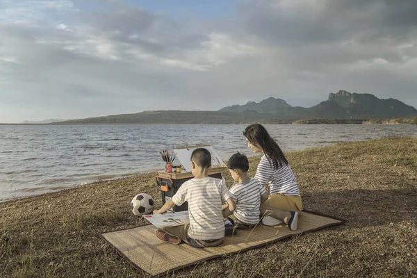 Familias Enseñan Los Niños Pintar Vacaciones Familiares Con Naturaleza Estilo — Foto de Stock