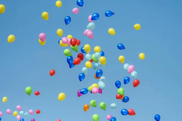 Balão de borracha com céu azul — Fotografia de Stock