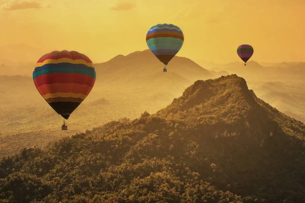 Heißluftballon am Himmel Sonnenuntergang Hintergrund — Stockfoto