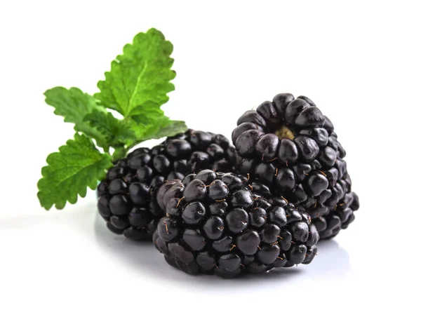 Closeup shot of fresh blackberries. Isolated on white — Stock Photo, Image