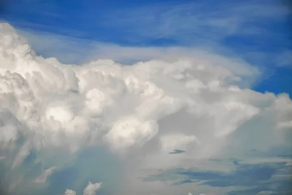 Blue sky with white clouds, clear blue sky with plain white clou — Stock Photo, Image