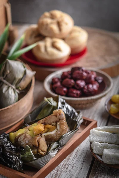 Gıda ve geleneksel dekoratif ile Çin Yeni Yıl parti masası — Stok fotoğraf