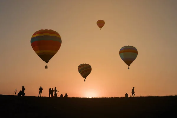 Gökyüzü günbatımı arka planda sıcak hava balonu — Stok fotoğraf