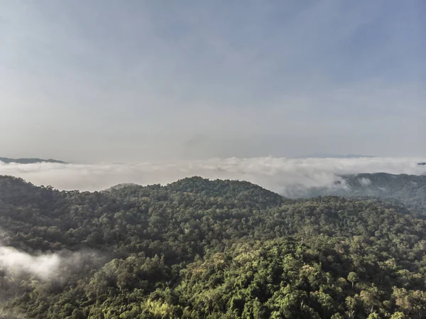 Paysage du brouillard du matin avec couche de montagne au nord de Thail — Photo