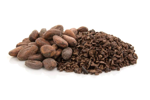 Vainas de cacao y granos de cacao y cacao en polvo con hojas aisladas — Foto de Stock