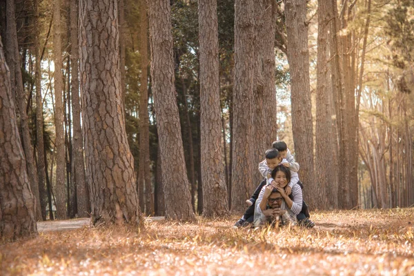 Ung Familj Med Barn Som Har Roligt Naturen Far Mor — Stockfoto