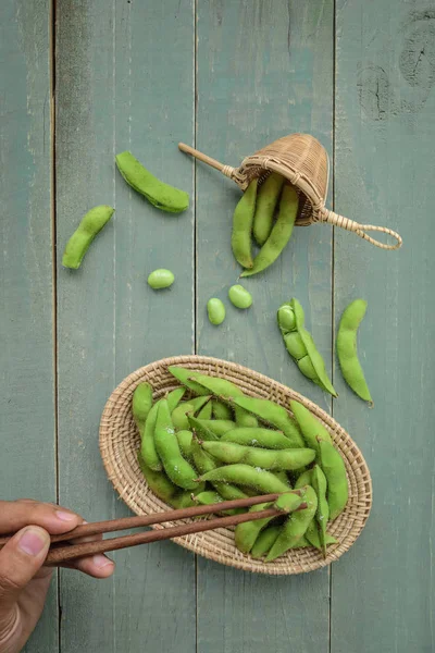 Soja japonesa verde em tigela de madeira sobre madeira de mesa — Fotografia de Stock