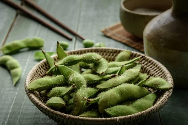 テーブルウッドの木製ボウルに緑の日本の大豆 — ストック写真
