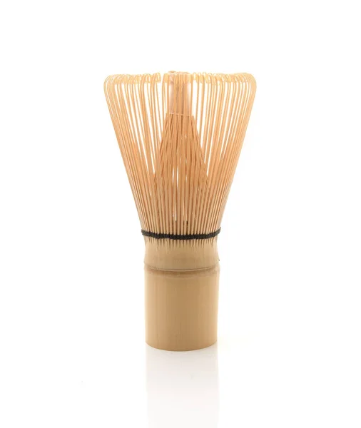 Frusta di tè di bambù per matcha su sfondo bianco, cul tradizionale — Foto Stock