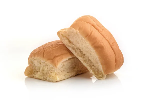 Pão cozido na hora isolado no fundo branco — Fotografia de Stock