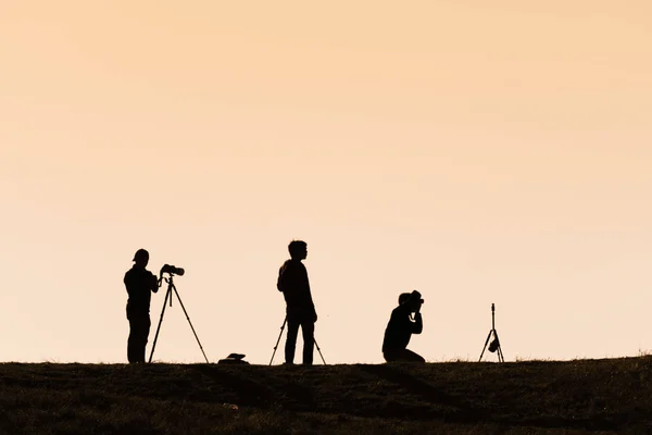 Silhouette di escursionisti con zaini godendo della vista del tramonto da t — Foto Stock