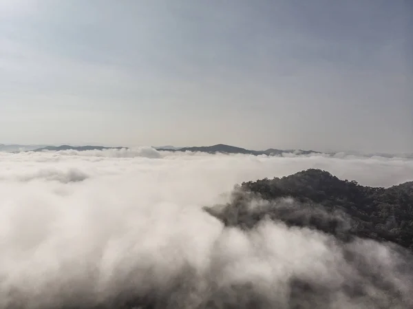 Thail kuzeyinde Dağ Tabakası ile Sabah Sis Manzara — Stok fotoğraf