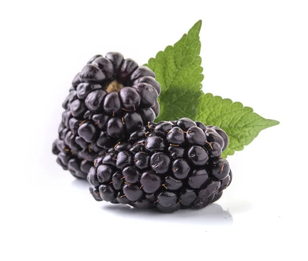 Closeup shot of fresh blackberries. Isolated on white — Stock Photo, Image