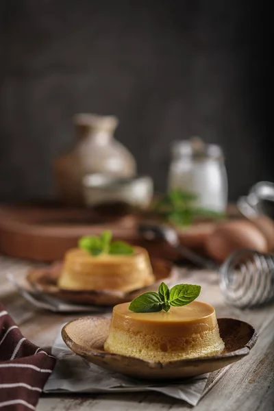 Naneli ev yapımı karamel kremalı puding.