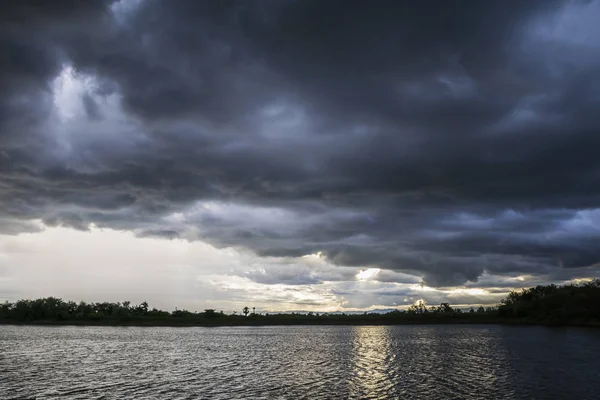 Işık ve karanlık ve dramatik fırtına bulutları arka planda