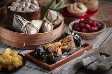 Gıda ve geleneksel dekoratif ile Çin Yeni Yıl parti masası