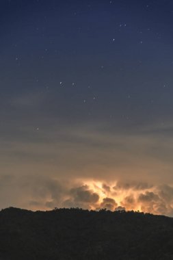 Şimşek Ile Gök Gürültülü Sağanak Bulutlu
