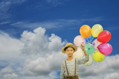 Mutlu çocuk Asya yaz büyük tatil zamanında sahip plaj renkli balonlarla çalış. Yaşam tarzı, tatil, mutluluk, sevinç kavramı