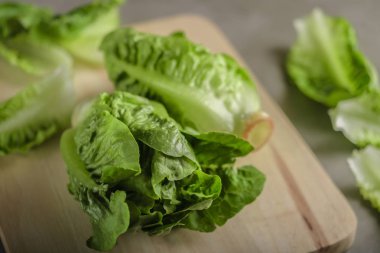 olgun organik yeşil salata Romano bir kesme tahtası üzerinde