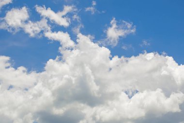 Bulutlu mavi gökyüzü