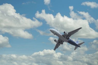 uçak bulutların üzerinde