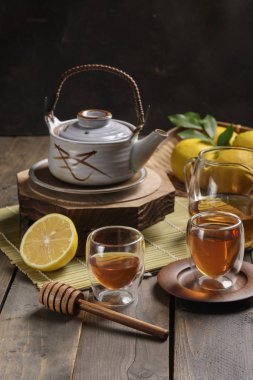 Limon ve doğal bal ile sıcak çay, 