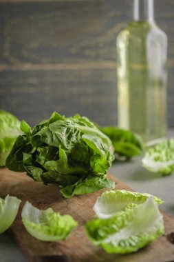 olgun organik yeşil salata Romano bir kesme tahtası üzerinde