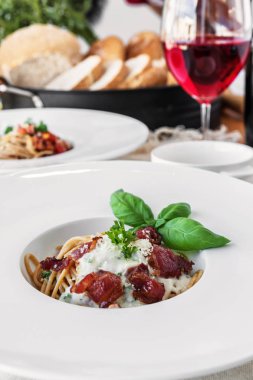 Bir tabak spagetti Şarküteri ile tepesinde düşük açılı görünümünü kapat