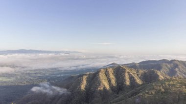 Thail kuzeyinde Dağ Tabakası ile Sabah Sis Manzara