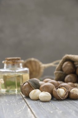 Ahşap masa üzerinde Organik Macadamia somun - vintage filtre.