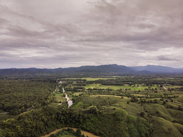 Yeşil orman ve Tayland kırsal yoluyla Yol, Top v