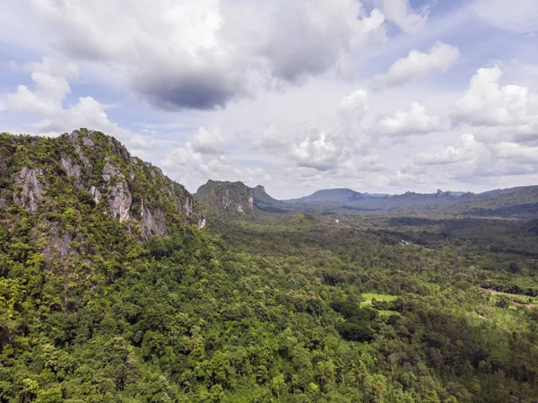 Yeşil orman ve Tayland kırsal yoluyla Yol, Top v