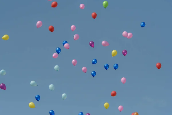 橡胶气球与蓝蓝的天空 — 图库照片