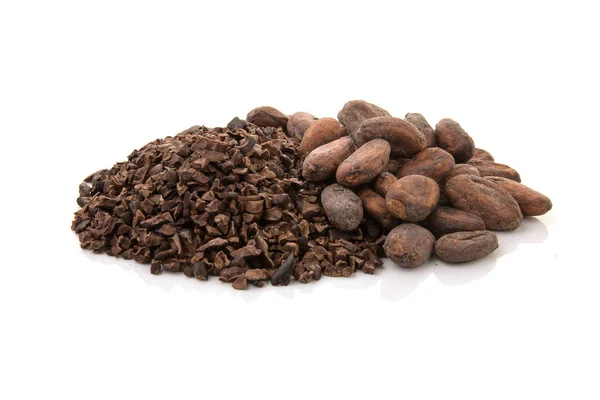 Kakaobælg og kakaobønner og kakaopulver med isolerede blade - Stock-foto