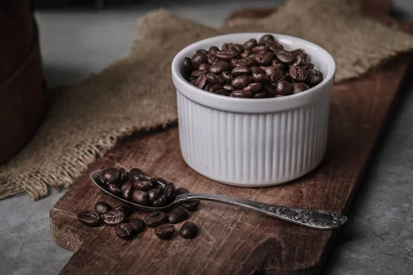 Kaffeetasse und Bohnen auf altem Küchentisch. — Stockfoto