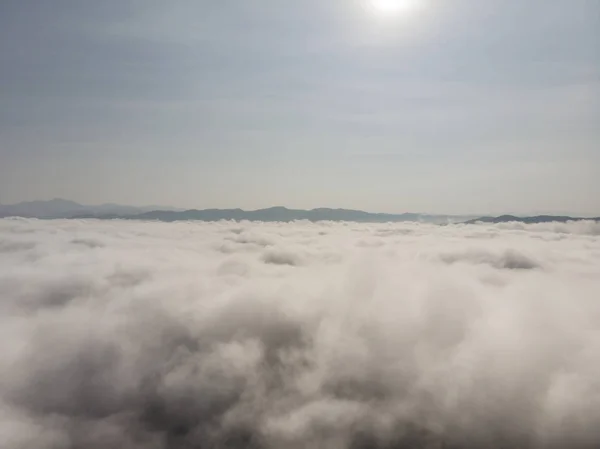 Thail kuzeyinde Dağ Tabakası ile Sabah Sis Manzara — Stok fotoğraf