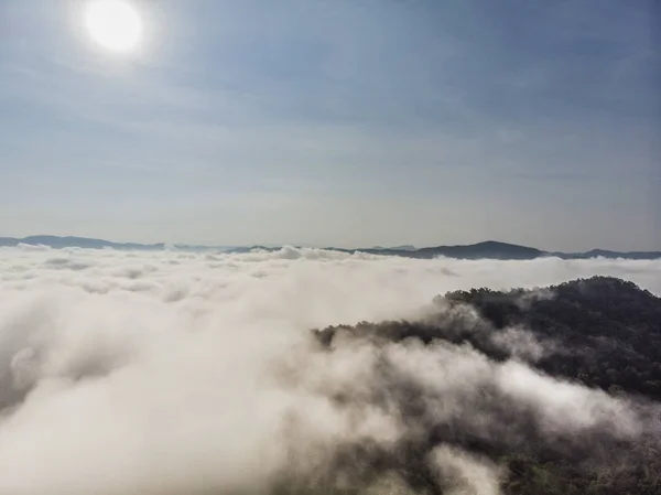 Landschap van Morning mist met Berglaag ten noorden van Thail — Stockfoto