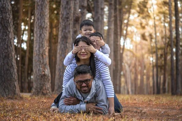 Young Family Children Having Fun Nature Father Mother Children — Stock Photo, Image