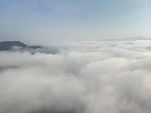 Thail kuzeyinde Dağ Tabakası ile Sabah Sis Manzara — Stok fotoğraf