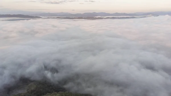 Paisaje de niebla de la mañana con capa de montaña al norte de Thail — Foto de Stock