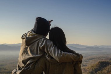 sabah gündoğumu arka planda bir çiftin silueti. Polis