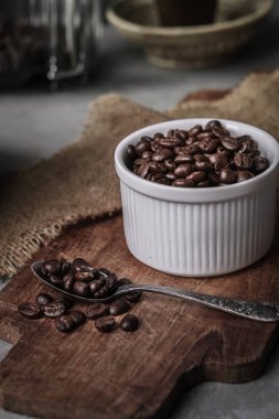 Kahve fincanı ve fasulye eski mutfak masasında.. 