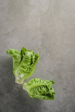 Romaine marul salatası taş tablo üzerinde