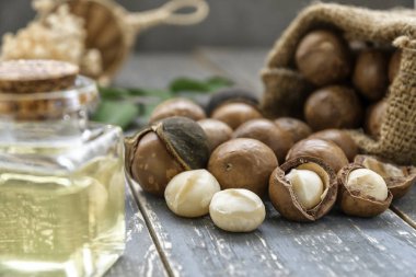 Ahşap masa üzerinde Organik Macadamia somun - vintage filtre.