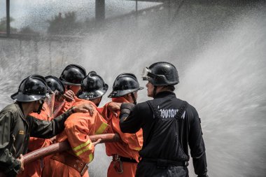 İtfaiyeciler Lpg depolama kolaylığı yangın söndürme planları prova