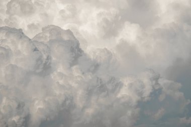 Beyaz bulutlu mavi gökyüzü, düz beyaz clou ile berrak mavi gökyüzü