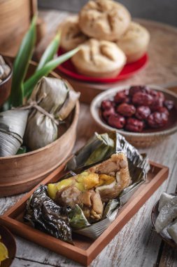 Gıda ve geleneksel dekoratif ile Çin Yeni Yıl parti masası